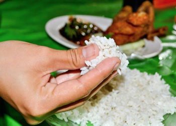 Mengapa Nabi Muhammad SAW Makan dengan Tiga Jari? Ini Penjelasan dan Hikmahnya