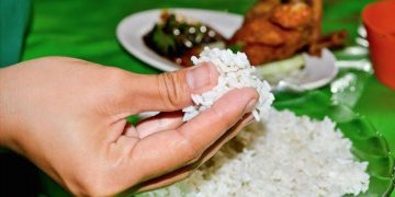 Mengapa Nabi Muhammad SAW Makan dengan Tiga Jari? Ini Penjelasan dan Hikmahnya