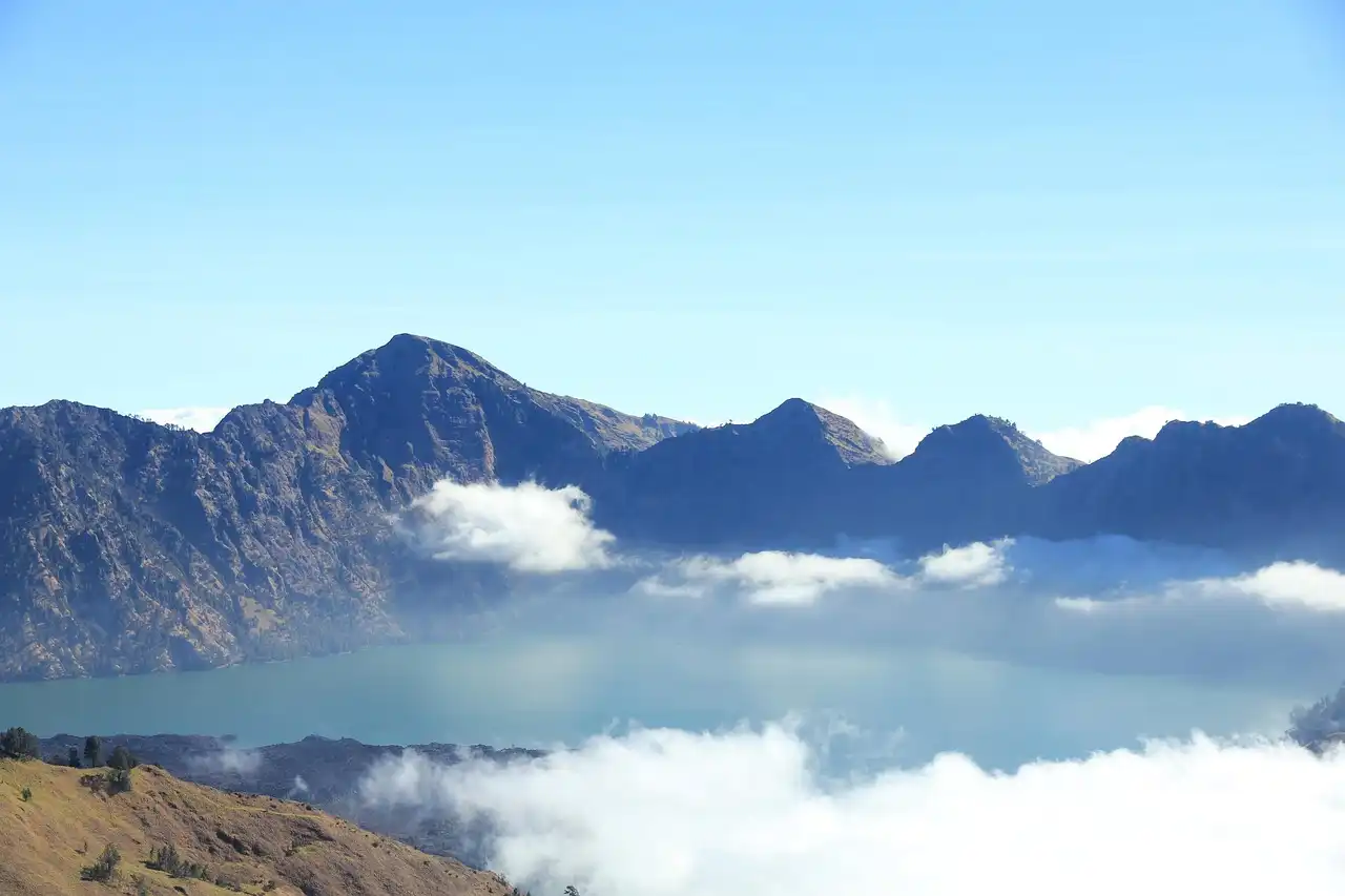 The Wonder at 3,726 Meters Above Sea Level: Why the View at the Summit of Rinjani is Unparalleled