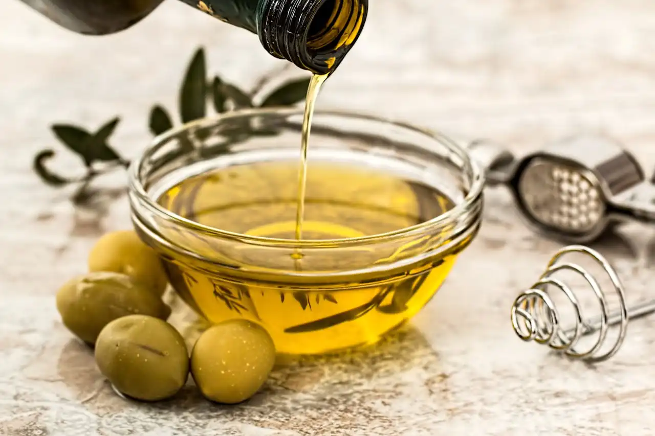 Olive Oil: Mediterranean Liquid Gold, The Secret to Eternal Health and Deliciousness