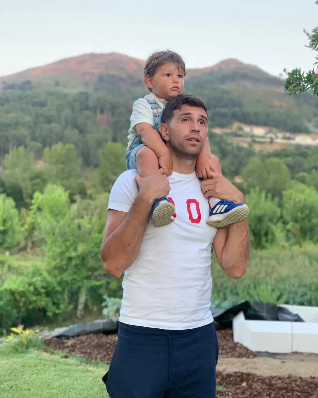 Dibu Martínez: The Maverick in Gloves – A Deep Dive into Football's Most Polarizing Goalkeeper