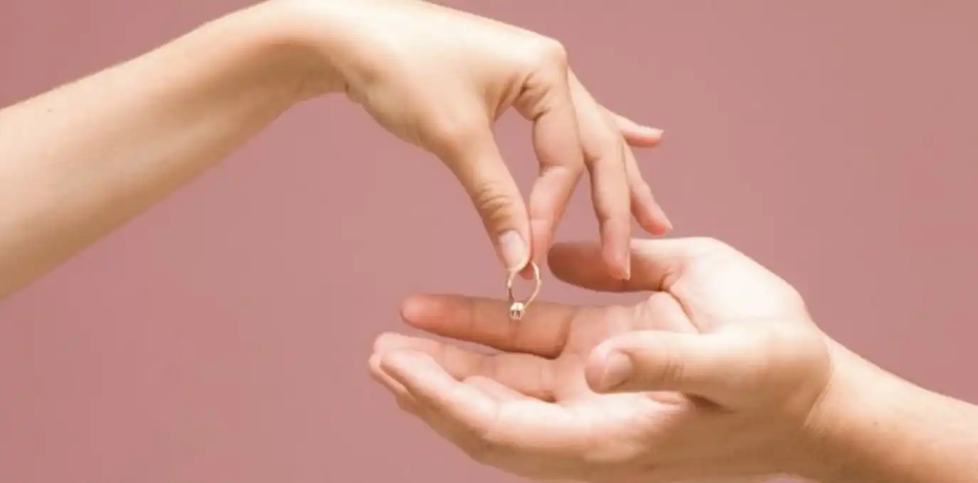 Pernikahan Tinggal Hitungan Hari Batal Gara-Gara Selingkuh: Kisah Ririn Bakar Undangan Jadi Simbol Patah Hati dan Kekuatan Baru