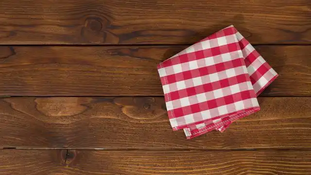 7 Cara Ampuh Usir Bau Apek pada Serbet Dapur Meski Sudah Dicuci