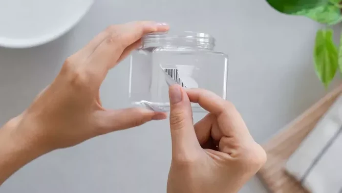 Jangan Dikopek! Ini Rahasia Bersihkan Bekas Lem Stiker