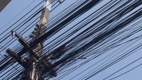 Menanti Langit Bersih: Kapan Kekusutan Kabel di Langit Kota Hilang?