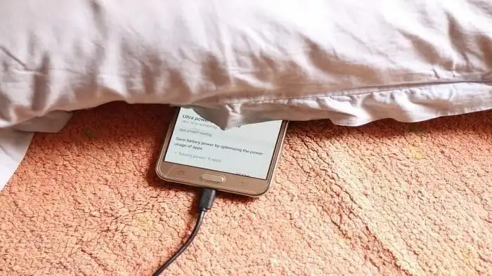 Masih Tidur dengan HP di Bawah Bantal? Simak Penjelasan Ini