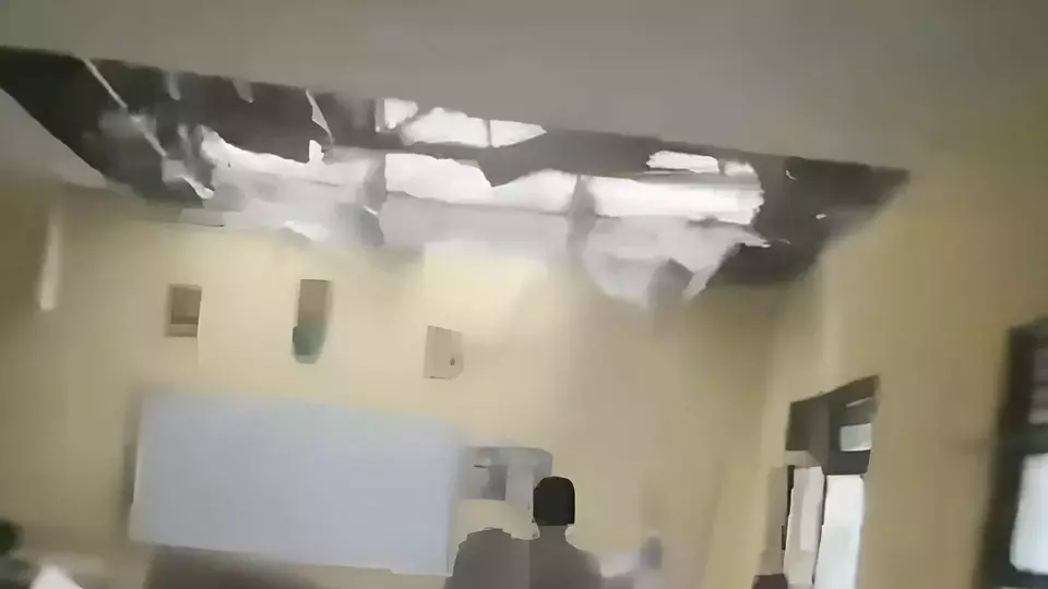 Atap Sekolah Roboh Disambar Petir — Siapa yang Tahu Awan Bisa Jadi “Penjahat” di Ruang Belajar?