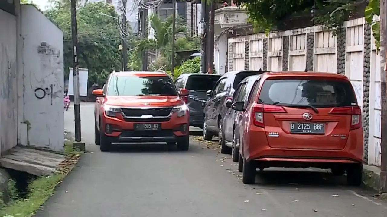 Jalan Umum Bukan Garasi Pribadi! Punya Mobil Wajib Sepaket dengan Lahannya