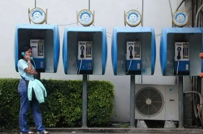 Kisah Unik di Balik Antrean Telepon Umum Koin Era 90-an yang Melegenda