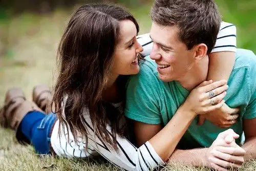 Mengapa Kita Selalu Jatuh Cinta pada Orang yang Salah? Membedah Psikologi Attachment Style