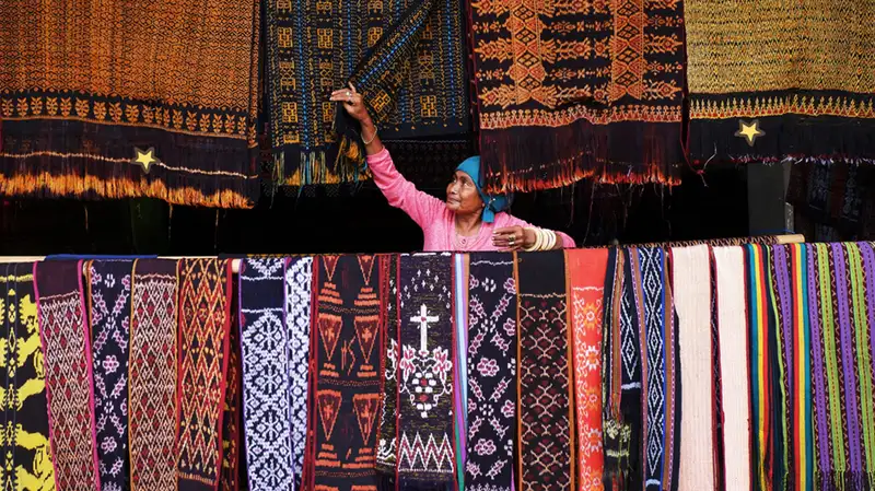 Pecinta OOTD Wajib Tahu! Bedanya Tenun Ikat, Songket, dan Tanun