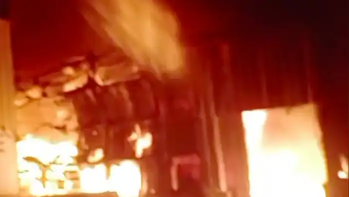 Gudang Paket di Cakung ‘Meledak’ dalam Api – Paketmu Bisa Jadi Ikutan Hangus?