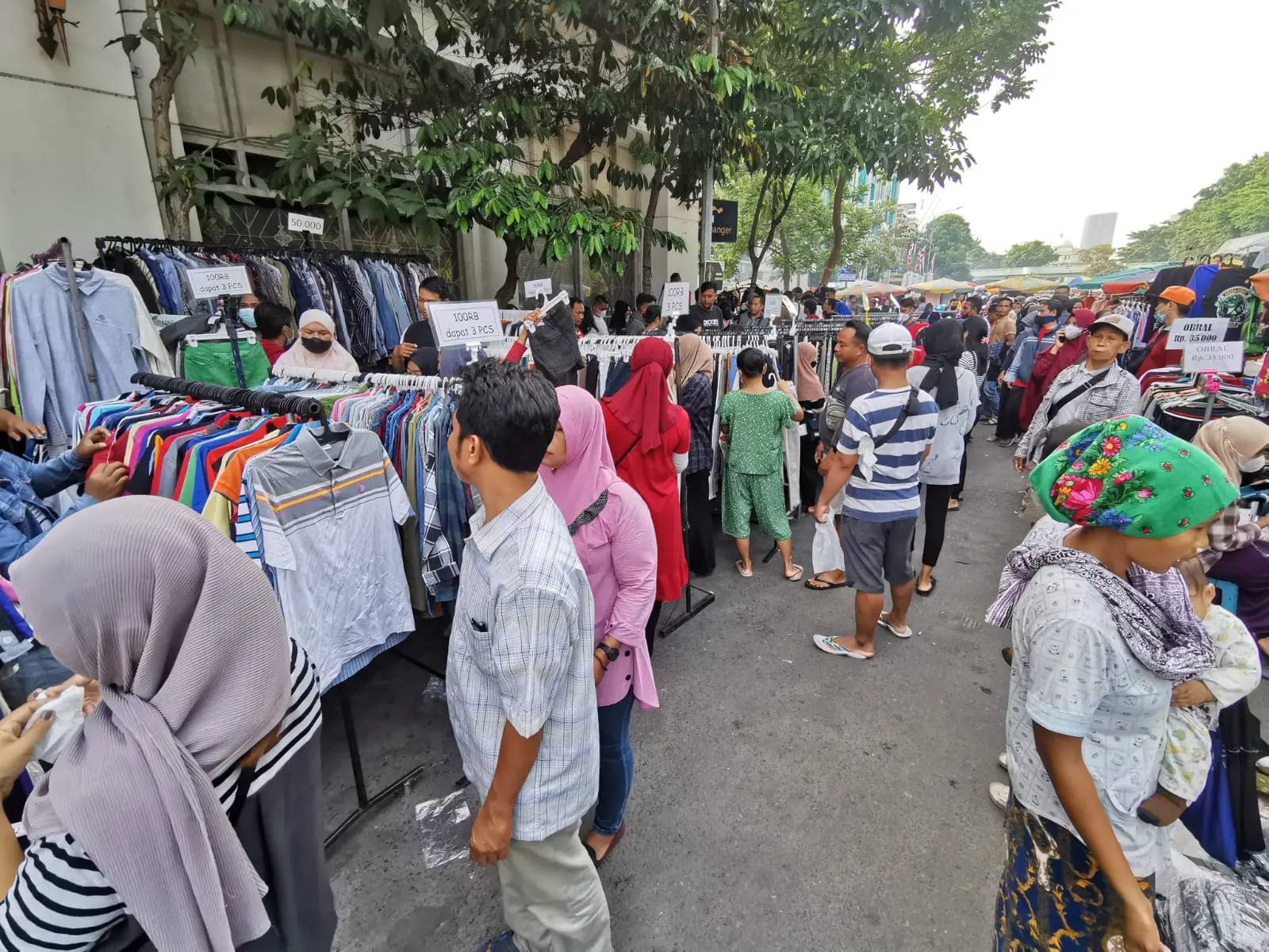 Thrifting: Tren Fashion Berkelanjutan yang Digandrungi Para Gen-Z