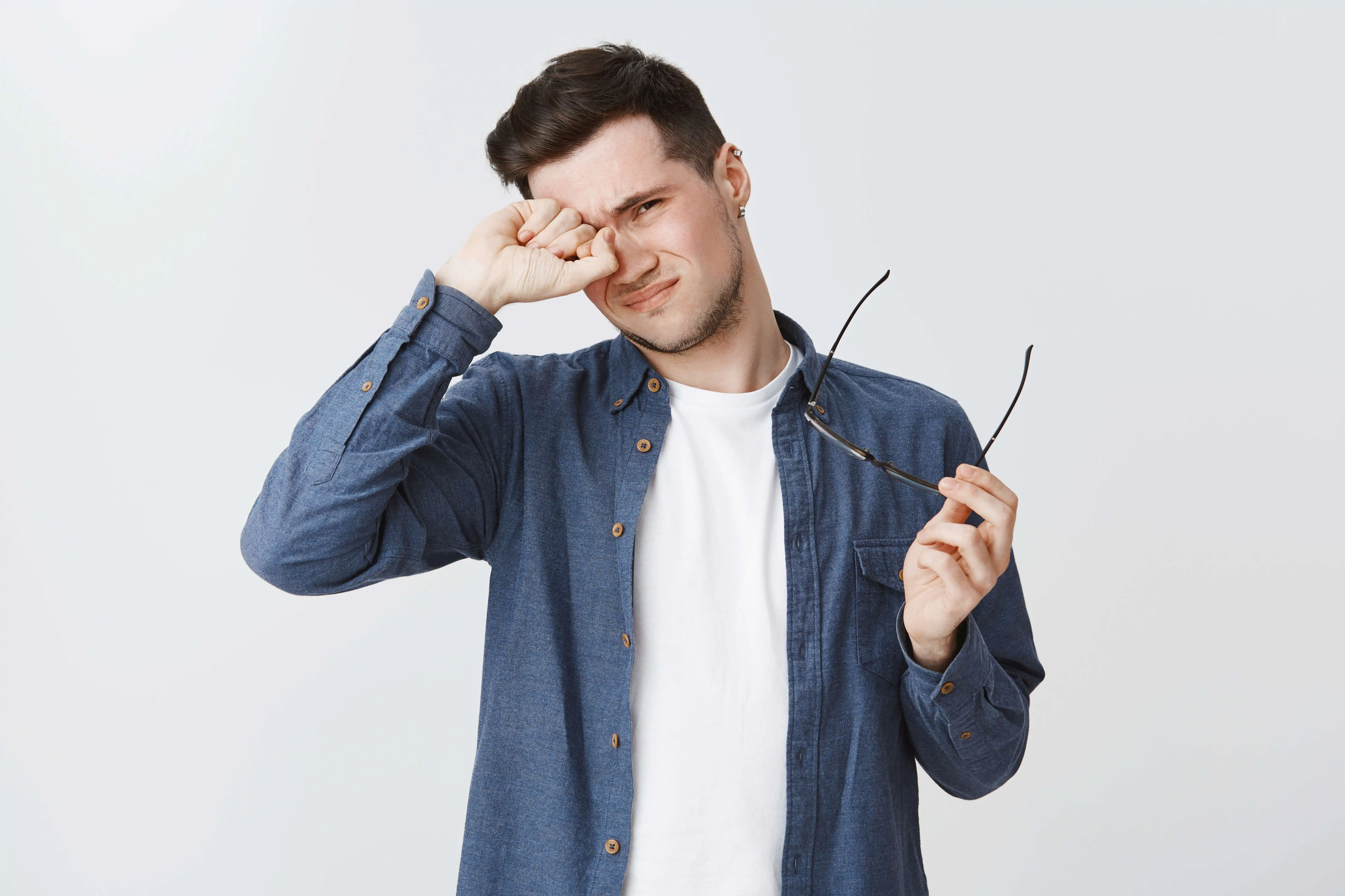 Penglihatan Blur Saat Menatap Layar? Waspada Gejala Mata Lelah