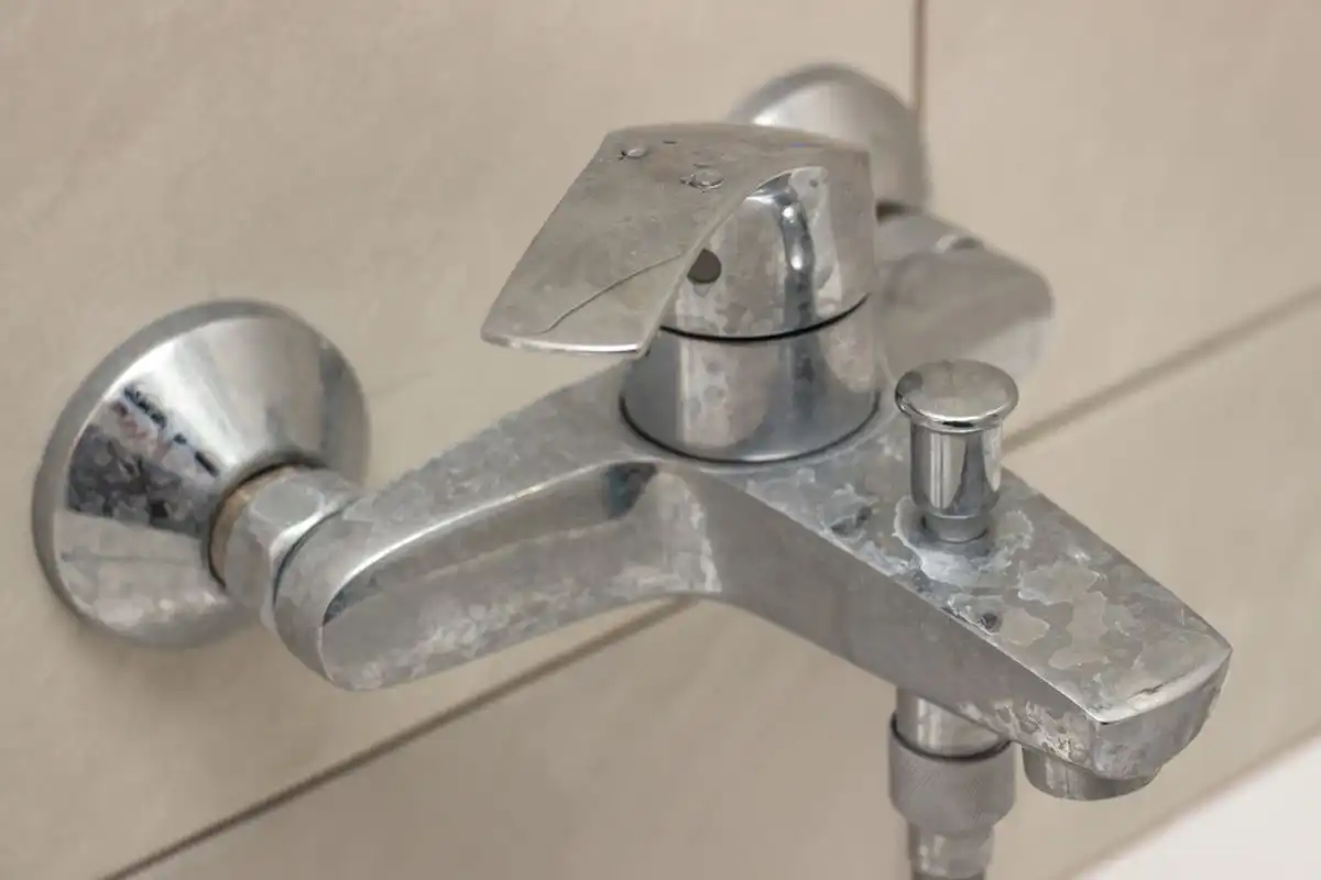 Cuma 5 Menit! Hilangkan Kerak Putih di Keran Air dengan Cara Ini