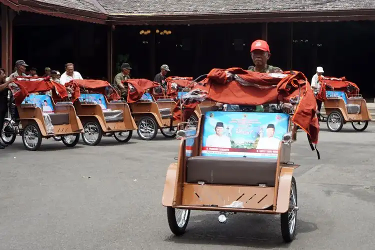 Becak Listrik 'Bantuan Presiden': Saat Uang Pajak Kita Tiba-tiba Punya Nama Bapak, Terus Kita Disuruh Terharu Gitu?