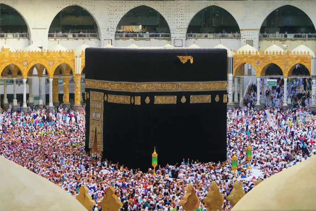 Bukan Magnet, Ini Alasan Asli Pesawat Tak Lewat di Atas Ka'bah