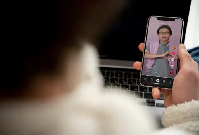 Alasan Psikologis Kenapa Netizen Gampang Banget Kemakan Konten Viral