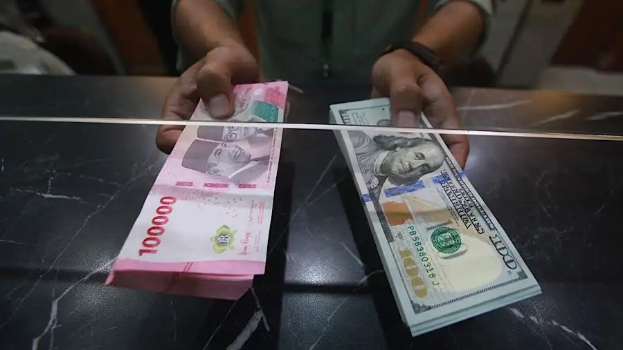 Kurs Dolar AS Cetak Rekor Baru Tembus Rp17.660, Rupiah Terkapar Dihantam Badai Geopolitik dan Sentimen MSCI