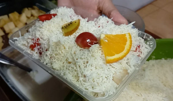 Mitos Salad Buah Sebagai Penetral Makanan Berminyak
