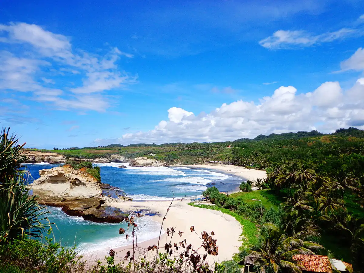 Pesona Wisata Pacitan Surga Karst dan Pantai Eksotis