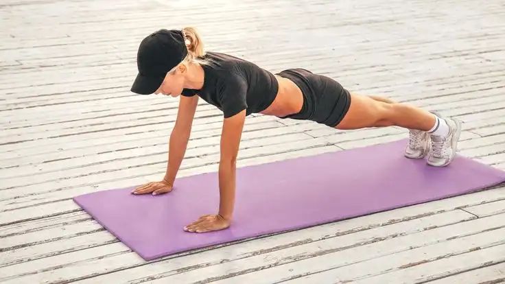 Stop Sit-Up 100 Kali Sehari! Ini 1 Gerakan 'Diam' yang Bikin Perut Rata dalam 2 Minggu