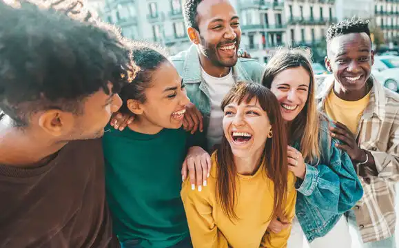 Generation Gap: Kenapa Kita Nggak Paham Humor Anak Zaman Sekarang?