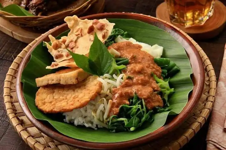 Kenapa Orang Surabaya Lebih Pilih Nasi Pecel daripada Bubur Ayam di Pagi Hari?