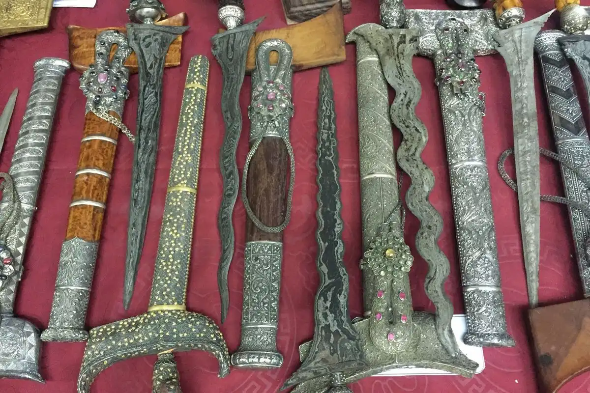 Mengungkap Filosofi Mendalam Keris Lurus dan Luk Warisan Leluhur