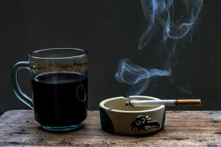 Bahaya Merokok dan Minum Kopi Setelah Makan Demi Lancar BAB