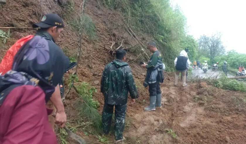 Waspada! Longsor Tutup Jalur Pacet-Cangar Mojokerto-Batu