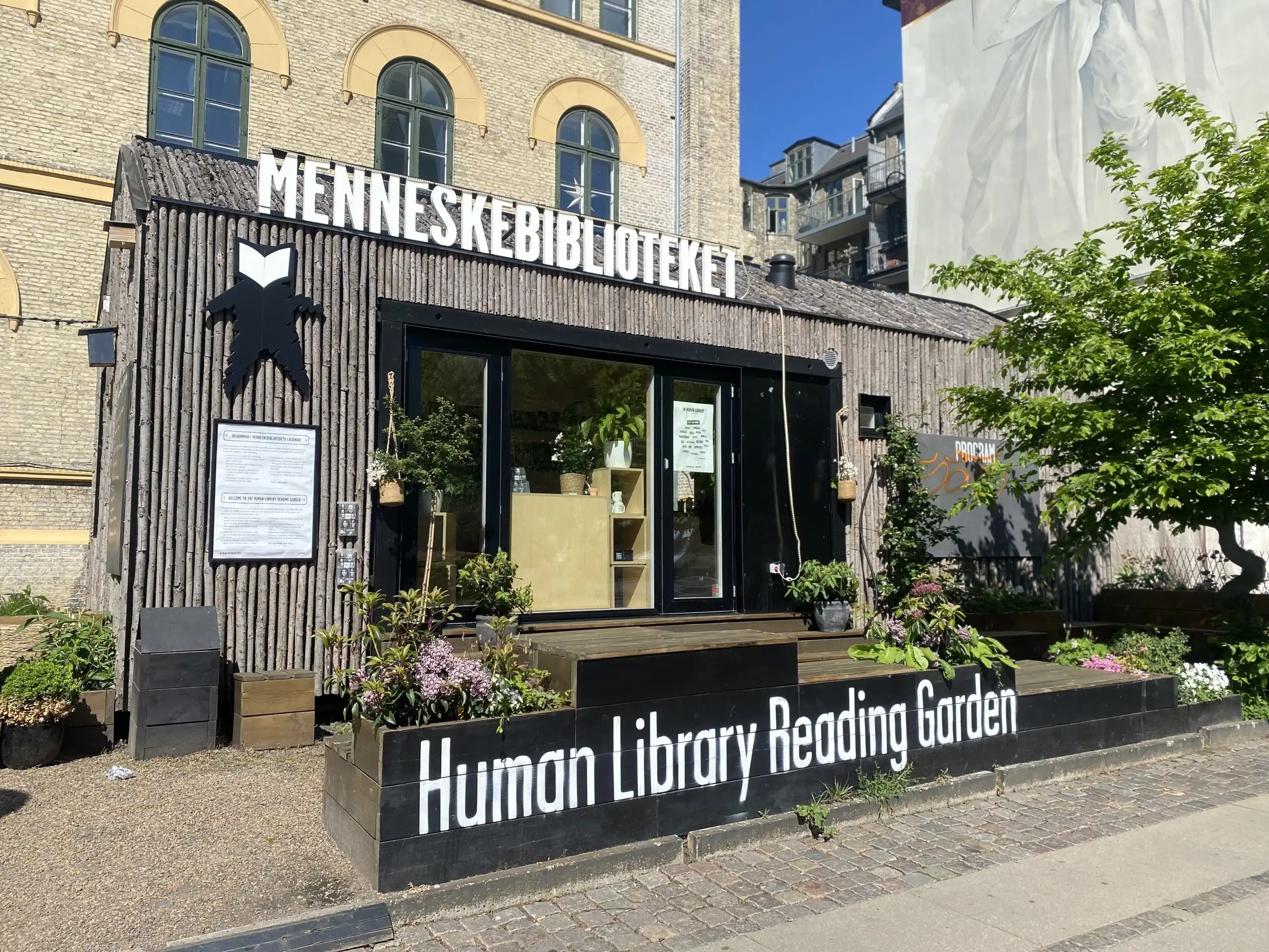 Pinjam Orang, Bukan Buku: Cara Unik Denmark Hapus Prasangka Lewat 'Perpustakaan Manusia'