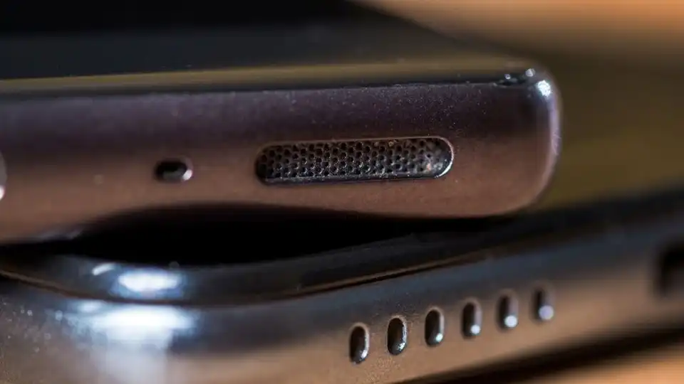 Jangan Asal Jemur! Ini Cara Benar Atasi HP yang Masuk ke Air