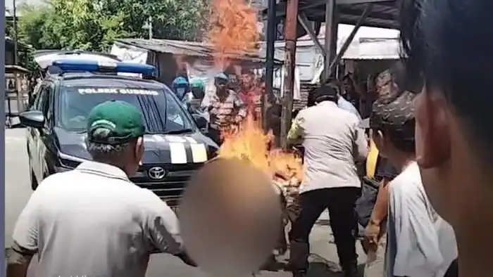 Ngeri! Maling Motor Surabaya Dibakar Massa?