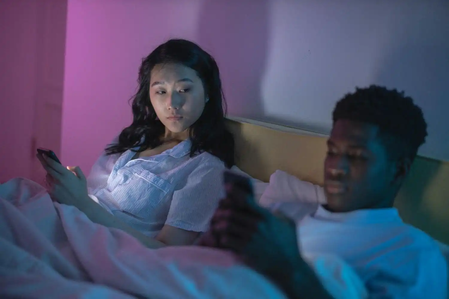 Pacaran Tapi Sibuk Main HP? Waspadai Digital Exhaustion Ini