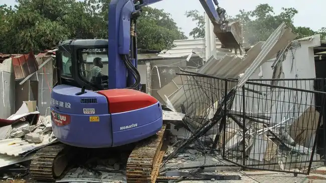 DPR dan Kemenimipas Robohkan 10 Bangunan Ilegal di Lapas Cibinong Gunakan Alat Berat