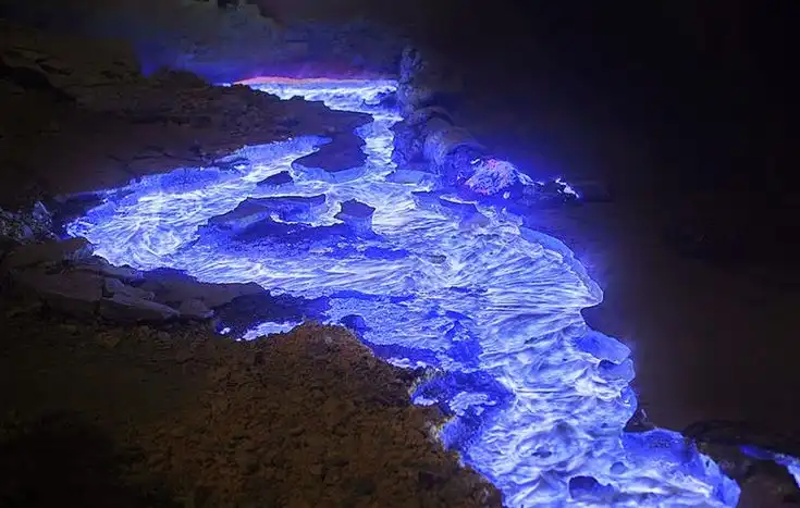 Berburu "Blue Fire" di Kawah Ijen, Fenomena Magis yang Cuma Ada Dua di Dunia