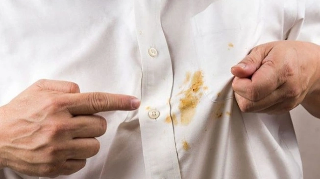 Baju Baru Kena Kuah Opor? Jangan Panik, Ini Solusinya!