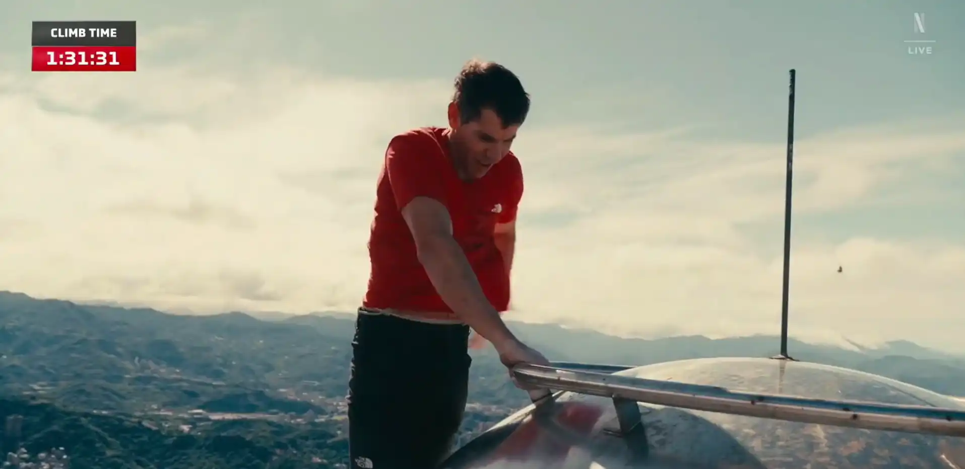 Aksi Gila Alex Honnold Panjat Gedung Taipei 101 Tanpa Tali Disiarkan Live di Netflix