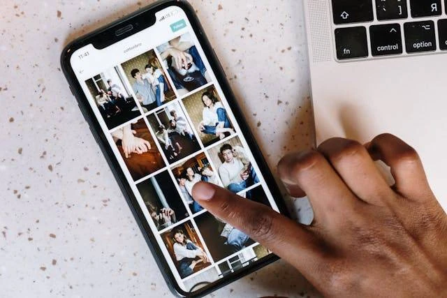 Di Balik Senyum Filter: Budaya Flexing yang Diam-Diam Menguras Kita