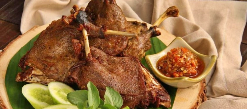 Kelezatan Bebek Goreng di Surabaya: Simbol Kuliner Kota Pahlawan