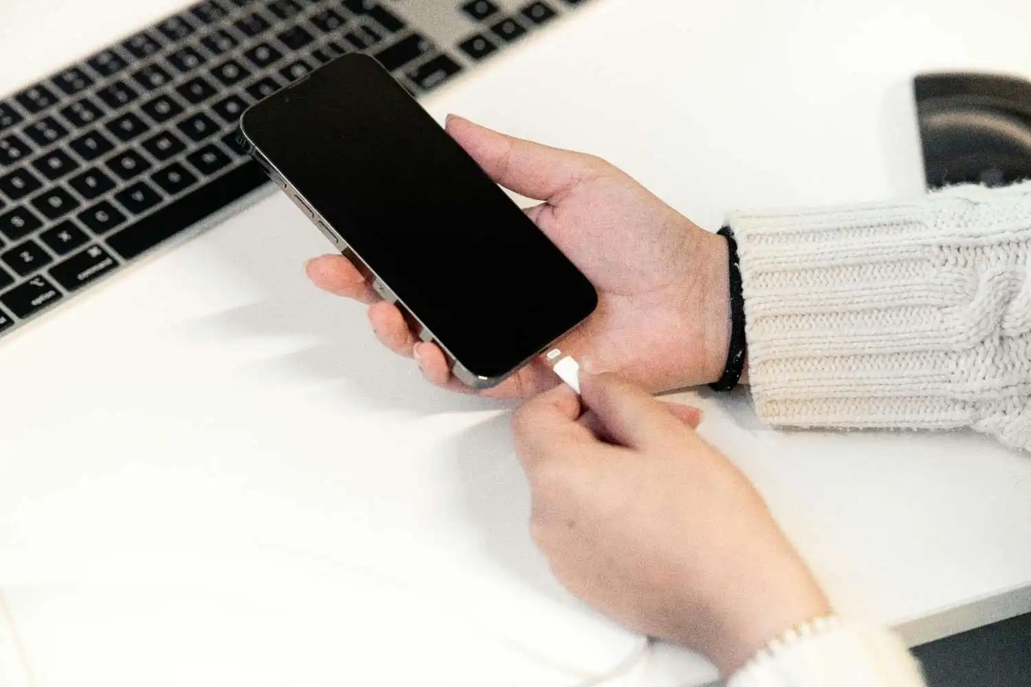 Tips Agar HP Tidak Overheat Saat Mengisi Daya Baterai