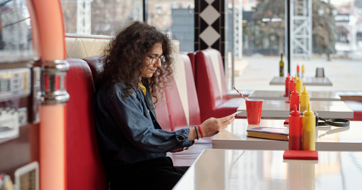 Psikologi Ungkap 7 Ciri Kepribadian Unik Orang yang Selalu Memilih Kursi Sofa