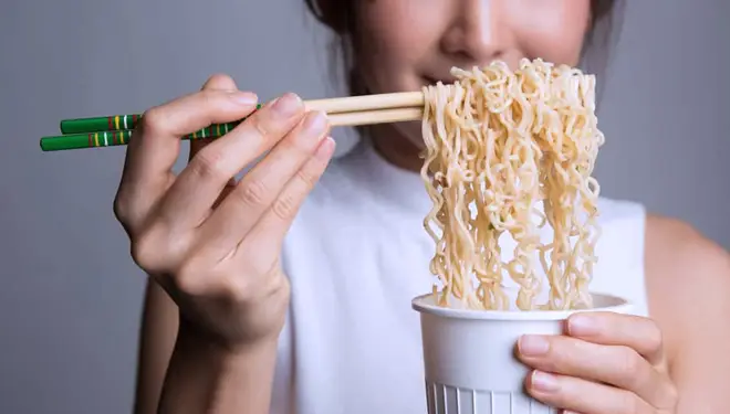 Fakta Medis di Balik Anjuran Makan Mi Instan Sebulan Sekali