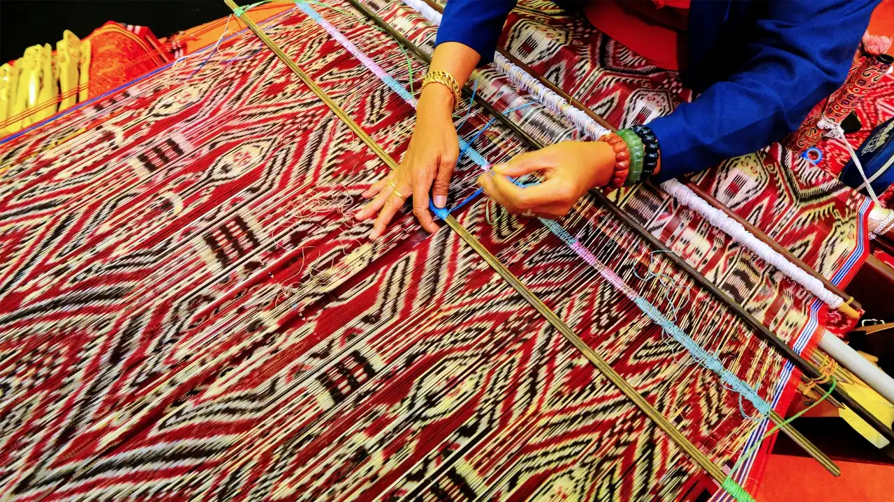 Keagungan Pua Kumbu Dayak Iban yang Melampaui Sekadar Benang