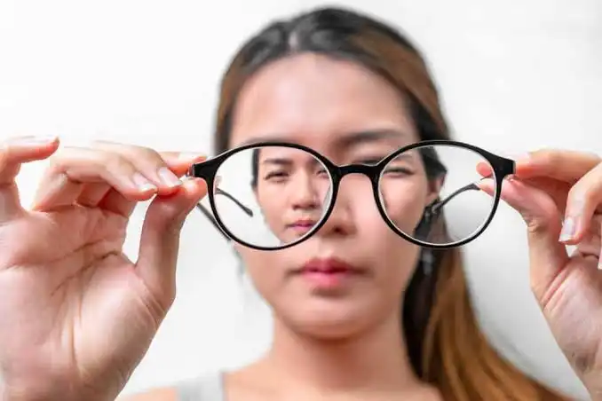 Apasih Bedanya MInus Sama Silinder? Simak Cegahnya!