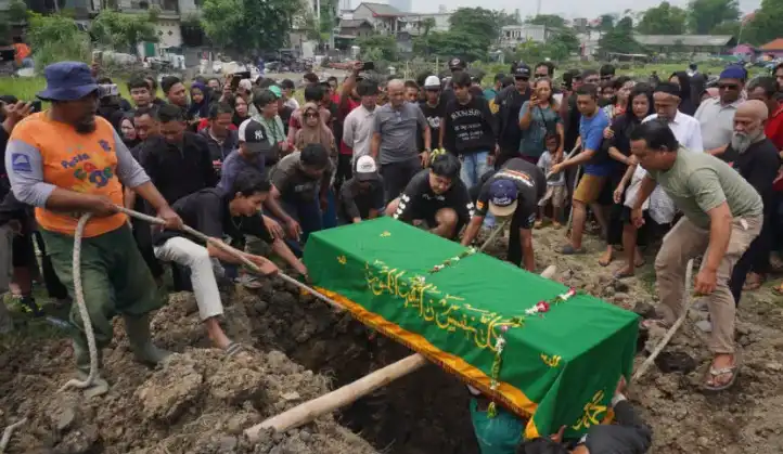 Prosesi Pemakaman Reno Syahputra Dewo ke Peristirahatan Terakhir