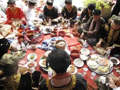 Makan Bajamba: Simbol Kesetaraan dan Persaudaraan di Atas Dulang Minangkabau