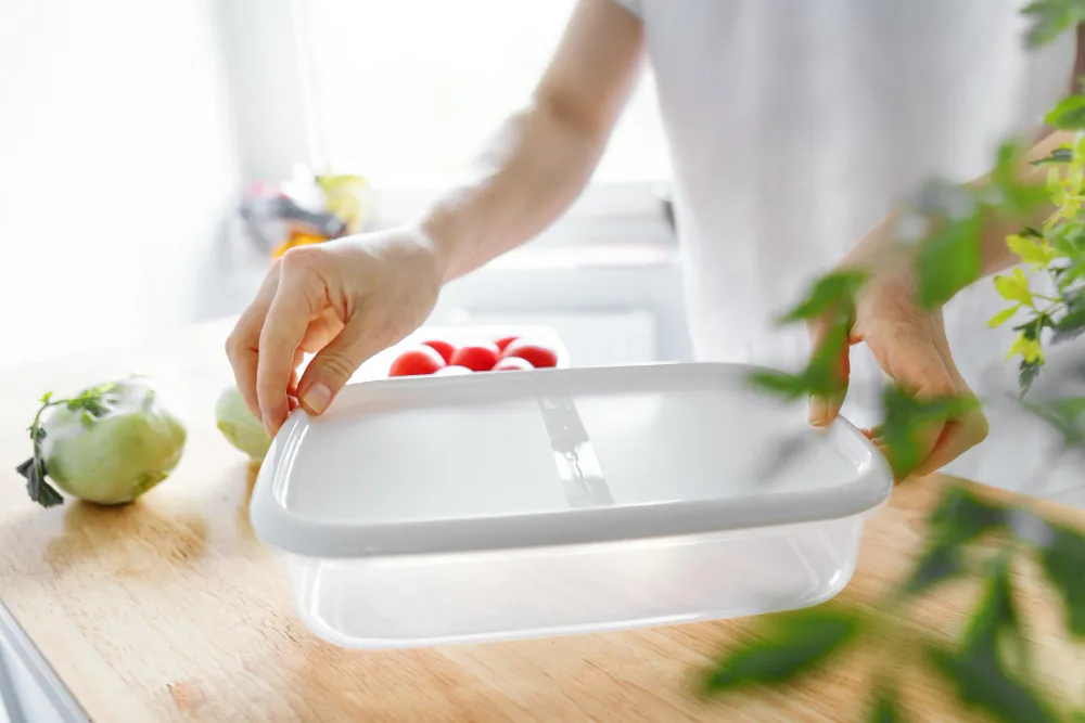 Hilangkan Minyak Membandel di Kotak Plastik dengan Mudah