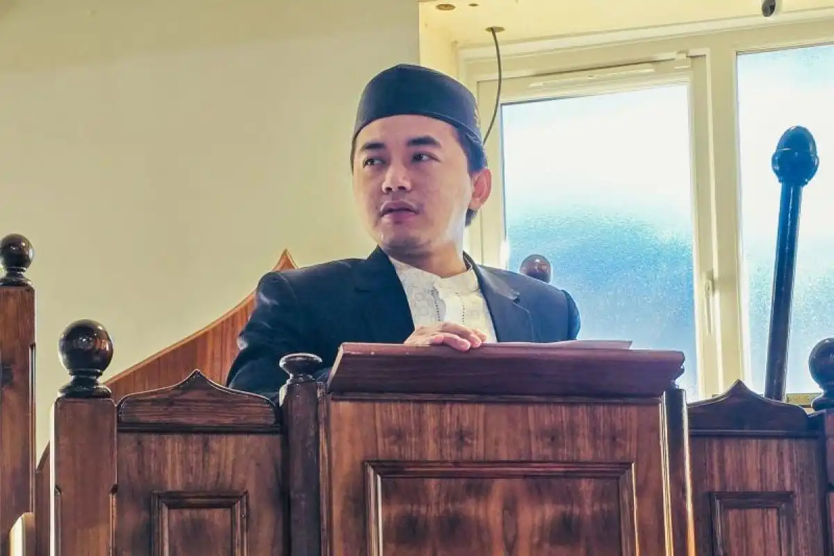 Mahasiswa Indonesia Terpilih sebagai Imam Indonesian Islamic Centre London